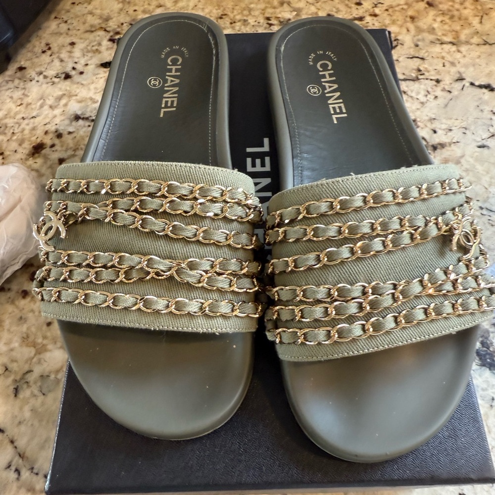 CHANEL Slides - Picture 10 of 16